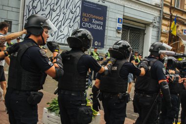 Kiev, Ukrayna, 06.23.2019. Koruyucu kask ve vücut zırhı giyen polis toplantıda düzeni sağlamak. güvenlik güçleri bir sütun gitmek bir yürüyüş