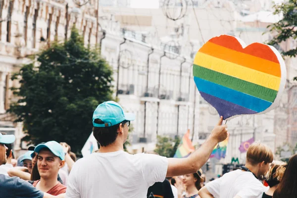 Kiev, Ucrania, 06.23.2019. Desfile LGBT, Marcha de igualdad por los derechos de gays, lesbianas, travestis. Género personas no binarias luchan por los derechos —  Fotos de Stock