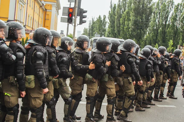 Киев, Украина, 06.23.2019. Полиция в защитных шлемах и бронежилетах охраняет порядок на встрече. Силы безопасности на марше идут в колонне — стоковое фото