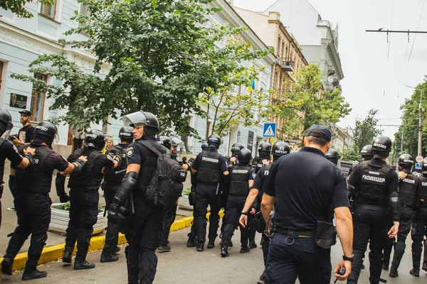 Киев, Украина, 06.23.2019. Полиция в защитных шлемах и бронежилетах охраняет порядок на встрече. Силы безопасности на марше идут в колонне — стоковое фото