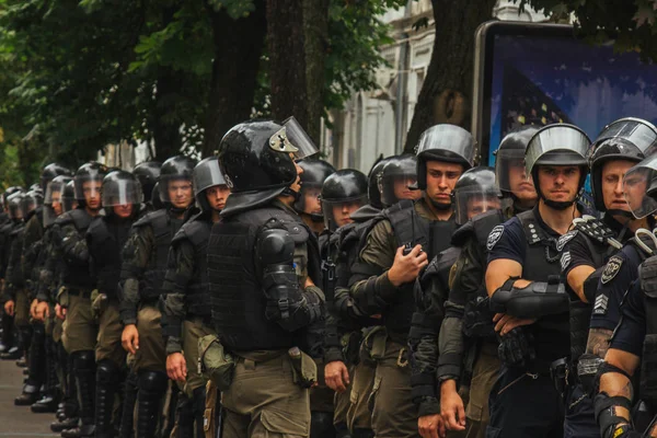 Киев, Украина, 06.23.2019. Полиция в защитных шлемах и бронежилетах охраняет порядок на встрече. Силы безопасности на марше идут в колонне — стоковое фото