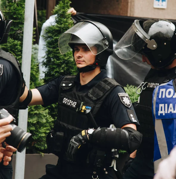 Киев, Украина, 06.23.2019. Полиция в защитных шлемах и бронежилетах охраняет порядок на встрече. Силы безопасности на марше идут в колонне — стоковое фото