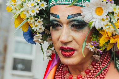 Kiev, Ukrayna, 06.23.2019. LGBT geçit töreni, gey, lezbiyen, travesti hakları için eşitlik Yürüyüşü. Cinsiyet olmayan ikili insanlar hakları için mücadele