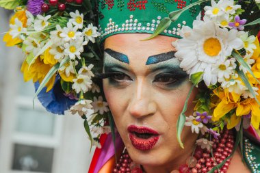 Kiev, Ukrayna, 06.23.2019. LGBT geçit töreni, gey, lezbiyen, travesti hakları için eşitlik Yürüyüşü. Cinsiyet olmayan ikili insanlar hakları için mücadele