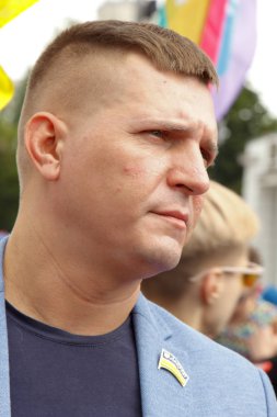 Kiev, Ukrayna, 06.23.2019. LGBT geçit töreni, gey, lezbiyen, travesti hakları için eşitlik Yürüyüşü. Cinsiyet olmayan ikili insanlar hakları için mücadele