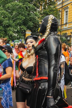 Kiev, Ukrayna, 06.23.2019. LGBT geçit töreni, gey, lezbiyen, travesti hakları için eşitlik Yürüyüşü. Cinsiyet olmayan ikili insanlar hakları için mücadele