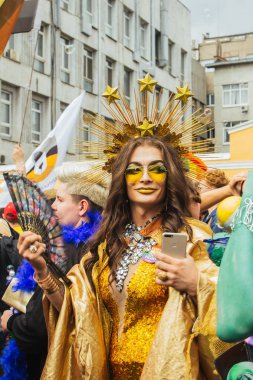 Kiev, Ukrayna, 06.23.2019. LGBT geçit töreni, gey, lezbiyen, travesti hakları için eşitlik Yürüyüşü. Cinsiyet olmayan ikili insanlar hakları için mücadele