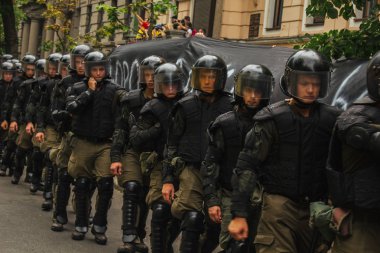Kiev, Ukrayna, 06.23.2019. Koruyucu kask ve vücut zırhı giyen polis toplantıda düzeni sağlamak. güvenlik güçleri bir sütun gitmek bir yürüyüş