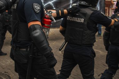 Kiev, Ukrayna, 06.23.2019. Koruyucu kask ve vücut zırhı giyen polis toplantıda düzeni sağlamak. güvenlik güçleri bir sütun gitmek bir yürüyüş