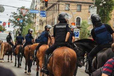 Kiev, Ukrayna, 06.23.2019. Koruyucu kask ve vücut zırhı giyen polis toplantıda düzeni sağlamak. güvenlik güçleri bir sütun gitmek bir yürüyüş