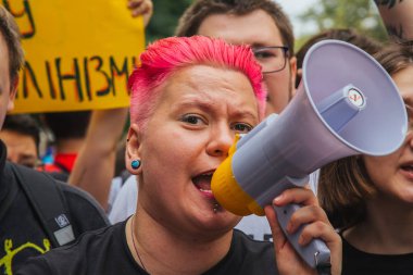 Kiev, Ukrayna, 06.23.2019. LGBT geçit töreni, gey, lezbiyen, travesti hakları için eşitlik Yürüyüşü. Cinsiyet olmayan ikili insanlar hakları için mücadele