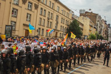 Kiev, Ukrayna, 06.23.2019. LGBT geçit töreni, gey, lezbiyen, travesti hakları için eşitlik Yürüyüşü. Cinsiyet olmayan ikili insanlar hakları için mücadele