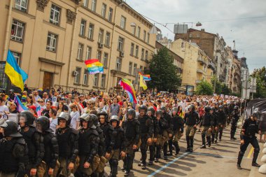 Kiev, Ukrayna, 06.23.2019. LGBT geçit töreni, gey, lezbiyen, travesti hakları için eşitlik Yürüyüşü. Cinsiyet olmayan ikili insanlar hakları için mücadele