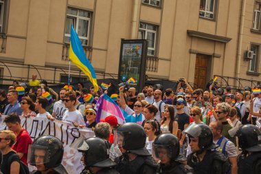 Kiev, Ukrayna, 06.23.2019. LGBT geçit töreni, gey, lezbiyen, travesti hakları için eşitlik Yürüyüşü. Cinsiyet olmayan ikili insanlar hakları için mücadele