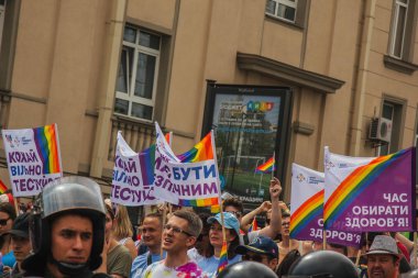 Kiev, Ukrayna, 06.23.2019. LGBT geçit töreni, gey, lezbiyen, travesti hakları için eşitlik Yürüyüşü. Cinsiyet olmayan ikili insanlar hakları için mücadele