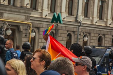 Kiev, Ukrayna, 06.23.2019. LGBT geçit töreni, gey, lezbiyen, travesti hakları için eşitlik Yürüyüşü. Cinsiyet olmayan ikili insanlar hakları için mücadele