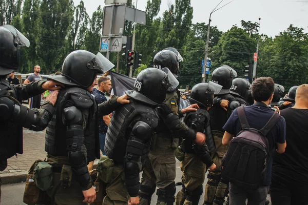 Киев, Украина, 06.23.2019. Полиция в защитных шлемах и бронежилетах охраняет порядок на встрече. Силы безопасности на марше идут в колонне — стоковое фото