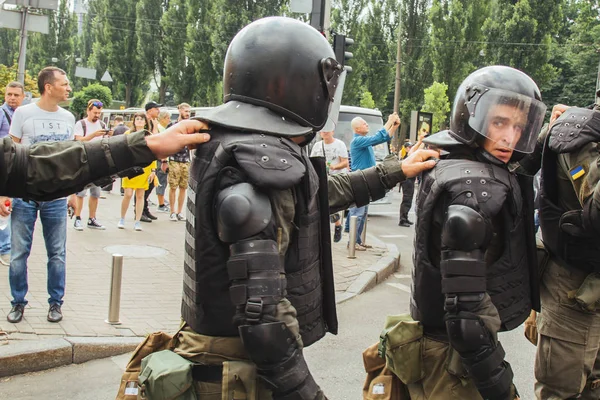 Киев, Украина, 06.23.2019. Полиция в защитных шлемах и бронежилетах охраняет порядок на встрече. Силы безопасности на марше идут в колонне — стоковое фото