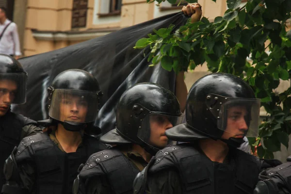 Kijów, Ukraina, 06.23.2019. Policja w hełmach ochronnych i zbroi ciała zachować porządek na spotkaniu. siły bezpieczeństwa w marcu iść w kolumnie — Zdjęcie stockowe