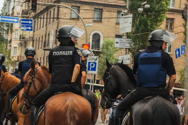 Киев, Украина, 06.23.2019. Полиция в защитных шлемах и бронежилетах охраняет порядок на встрече. Силы безопасности на марше идут в колонне — стоковое фото