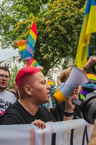Киев, Украина, 06.23.2019. ЛГБТ-парад, Марш равенства за права геев, лесбиянок, трансвеститов. Гендерные небинарные люди борются за права — стоковое фото
