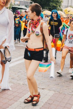 Kiev, Ukrayna, 06.23.2019. LGBT geçit töreni, gey, lezbiyen, travesti hakları için eşitlik Yürüyüşü. Cinsiyet olmayan ikili insanlar hakları için mücadele