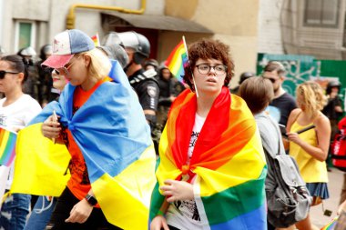 Kiev, Ukrayna, 06.23.2019. LGBT geçit töreni, gey, lezbiyen, travesti hakları için eşitlik Yürüyüşü. Cinsiyet olmayan ikili insanlar hakları için mücadele