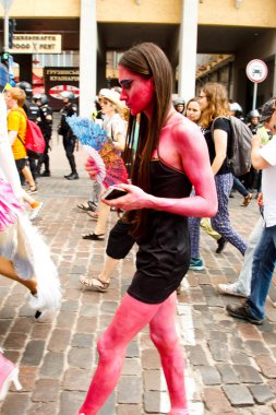 Kiev, Ukrayna, 06.23.2019. LGBT geçit töreni, gey, lezbiyen, travesti hakları için eşitlik Yürüyüşü. Cinsiyet olmayan ikili insanlar hakları için mücadele