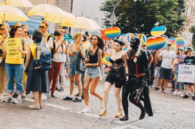 Kiev, Ukrayna, 06.23.2019. LGBT geçit töreni, gey, lezbiyen, travesti hakları için eşitlik Yürüyüşü. Cinsiyet olmayan ikili insanlar hakları için mücadele