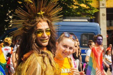 Kiev, Ukrayna, 06.23.2019. LGBT geçit töreni, gey, lezbiyen, travesti hakları için eşitlik Yürüyüşü. Cinsiyet olmayan ikili insanlar hakları için mücadele