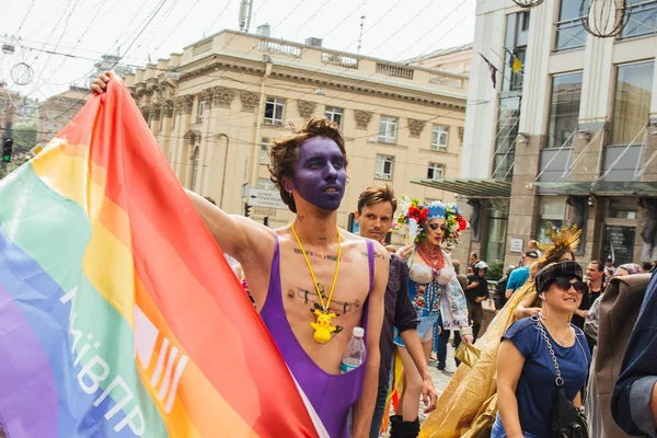 Kiev, Ucrania, 06.23.2019. Desfile LGBT, Marcha de igualdad por los derechos de gays, lesbianas, travestis. Género personas no binarias luchan por los derechos —  Fotos de Stock