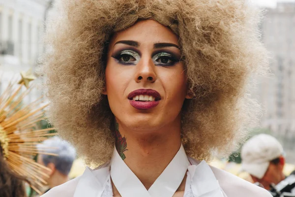 Kiev, Ukrayna, 06.23.2019. LGBT geçit töreni, gey, lezbiyen, travesti hakları için eşitlik Yürüyüşü. Cinsiyet olmayan ikili insanlar hakları için mücadele