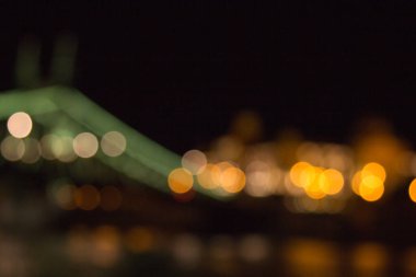 Geceleri büyük bir şehrin bulanık ışıkları. Seyahat fotoğrafları için arka plan. bokeh reklam afişi