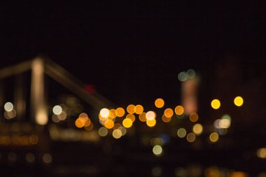 Geceleri büyük bir şehrin bulanık ışıkları. Seyahat fotoğrafları için arka plan. bokeh reklam afişi