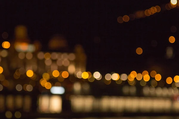 Luzes embaçadas de uma cidade grande à noite. Antecedentes para fotos de viagem. cartaz de publicidade bokeh — Fotografia de Stock