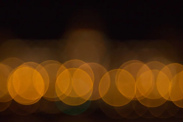 夜の大都会のぼやけた光。旅行写真の背景。ボケ広告ポスター — ストック写真