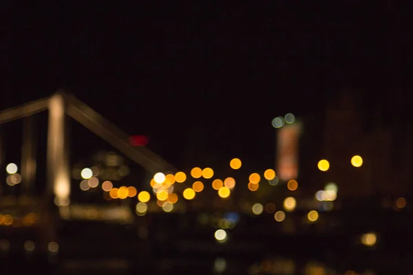 夜晚大城市的模糊灯光。旅行照片的背景。散景广告海报 — 图库照片