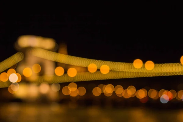 Luces borrosas de una gran ciudad por la noche. Fondo para fotos de viaje. cartel publicitario bokeh —  Fotos de Stock