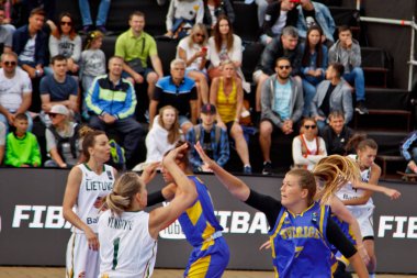 Kiev, Ukrayna, 06.29.2019. Avrupa Streetball Şampiyonası. Erkekler ve kadınlar sokak topu oynarlar. Basketbol Destek Grubu