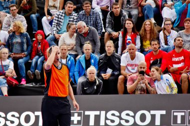 Kiev, Ukrayna, 06.29.2019. Avrupa Streetball Şampiyonası Erkekler ve kadınlar streetball Basketbol Destek Grubu oynamak