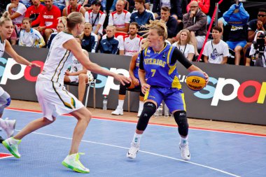 Kiev, Ukrayna, 06.29.2019. Avrupa Streetball Şampiyonası Erkekler ve kadınlar streetball Basketbol Destek Grubu oynamak