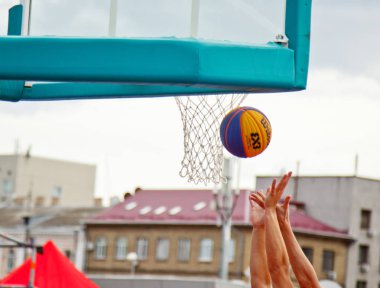 Kiev, Ukrayna, 06.29.2019. Avrupa Streetball Şampiyonası Erkekler ve kadınlar streetball Basketbol Destek Grubu oynamak