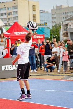 Kiev, Ukrayna, 06.29.2019. Avrupa Streetball Şampiyonası Erkekler ve kadınlar streetball Basketbol Destek Grubu oynamak