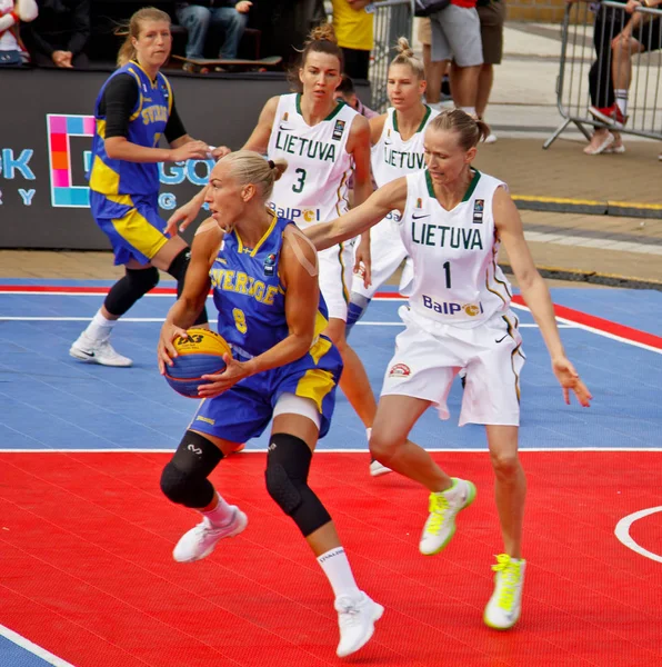 키예프, 우크라이나, 06.29.2019. 유럽 스트리트볼 챔피언십. 남자와 여자는 스트리트볼을 한다. 농구 지원 그룹 — 스톡 사진