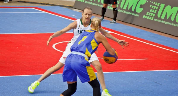 Kiev, Ucrânia, 06.29.2019. Campeonato Europeu de Streetball. Homens e mulheres jogam streetball. Grupo de suporte de basquete — Fotografia de Stock