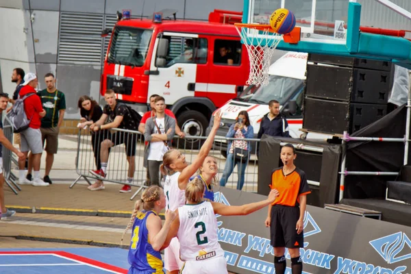 Kiev, Ukraina, 06.29.2019. Europeiska streetball Championship. Män och kvinnor spelar streetball. Basketball Support Group — Stockfoto