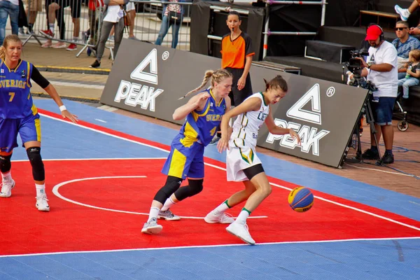 Kiev, Ukraina, 06.29.2019. Europeiska streetball Championship. Män och kvinnor spelar streetball. Basketball Support Group — Stockfoto