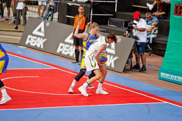 Kiev, Ucrania, 06.29.2019. Campeonato Europeo de Streetball. Hombres y mujeres juegan streetball. Grupo de Apoyo al Baloncesto —  Fotos de Stock