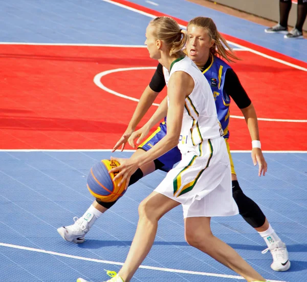 키예프, 우크라이나, 06.29.2019. 유럽 스트리트볼 챔피언십. 남자와 여자는 스트리트볼을 한다. 농구 지원 그룹 — 스톡 사진