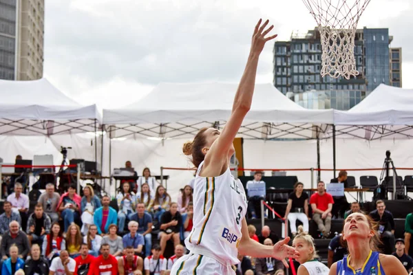 Kiev, Ukraina, 06.29.2019. Europeiska streetball Championship män och kvinnor spela streetball Basketball Support Group — Stockfoto